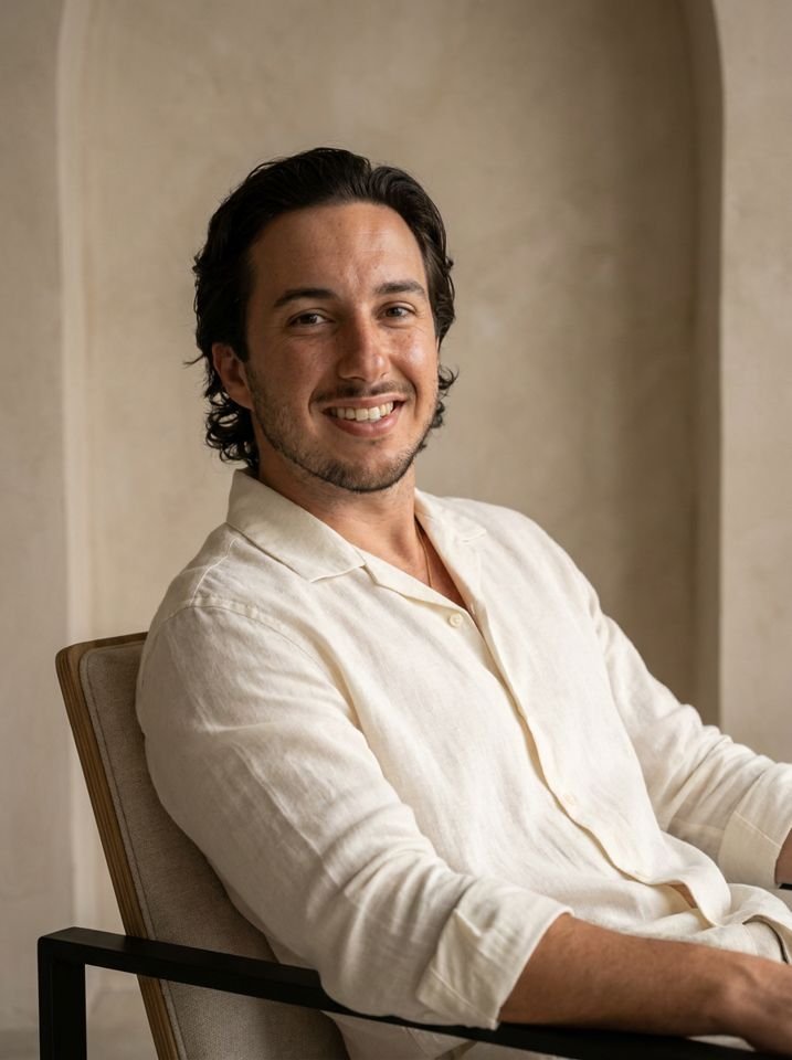 Cristian Ramírez sonriendo, con camisa blanca